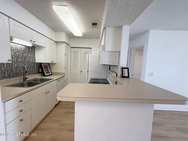 Building Photo - 10200 Belle Rive Blvd