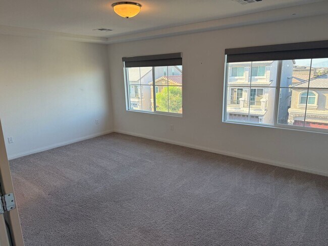 Building Photo - Large Southern Highlands Tri-Level Home. P...