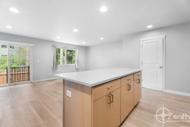 Building Photo - 4712 NE 37th Ct