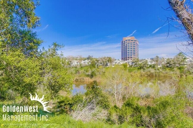 Building Photo - Immaculate 3Bdm 2.5Ba Townhouse with 2-Car...