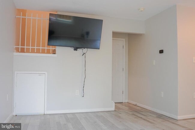 Building Photo - 8622 Village Square Dr