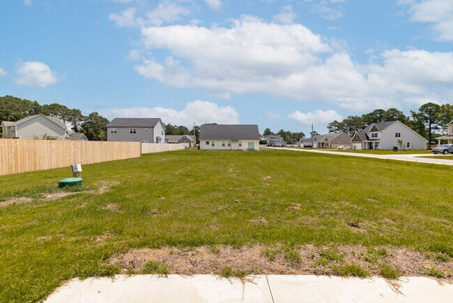 Building Photo - 4 Bedroom Home in Holly Ridge for Rent