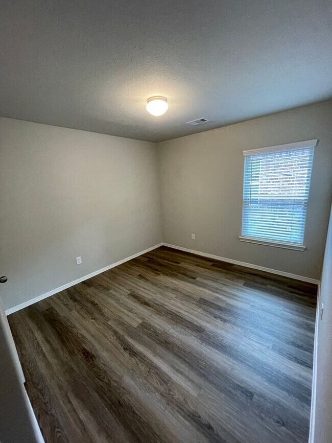 Building Photo - 731 Long Cedar Dr