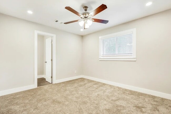 Building Photo - 2122 Nichols Ln