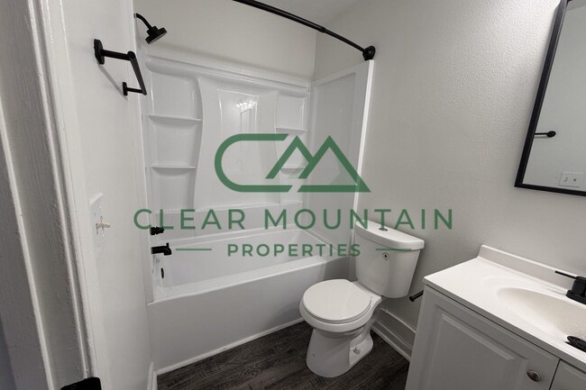 Building Photo - MOVE-IN SPECIAL! FREE RENT!