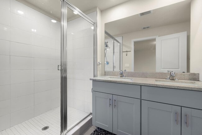 Building Photo - 1653 Lindley St