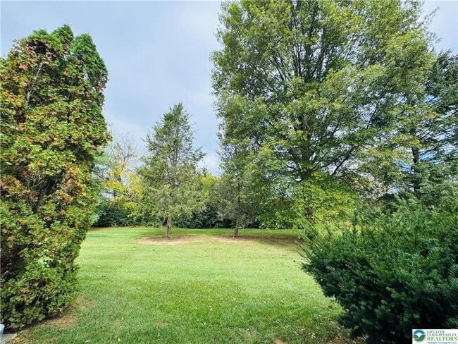 Building Photo - 102 Quaker Dr