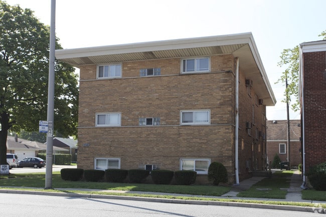 Building Photo - 8501 W Cermak Rd