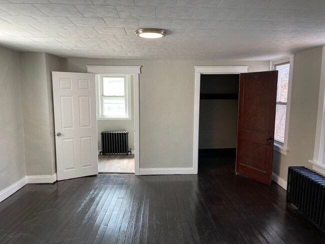Building Photo - FABULOUSLY RENOVATED 4BR, 2Bath HOME IN TH...
