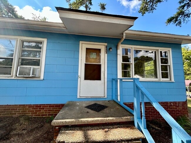 Building Photo - 1646 Amhurst St