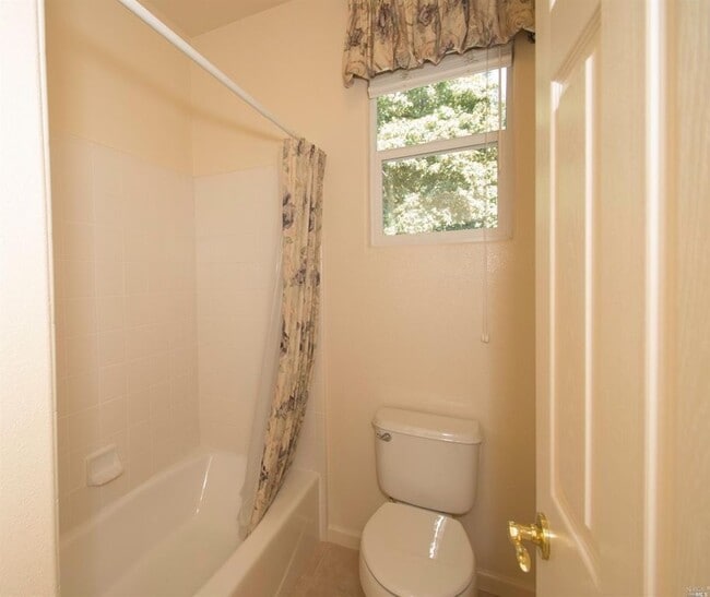 Building Photo - Beautifully Updated 5 Bedroom, 4 Bath Home...