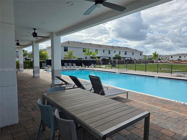 Building Photo - 261 NE 16th St