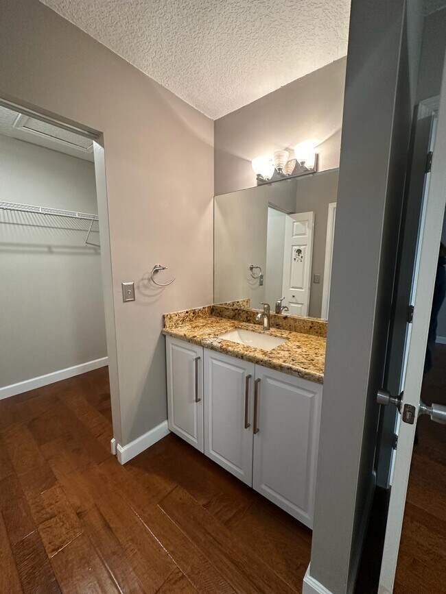 Building Photo - 301 Olivewood Pl