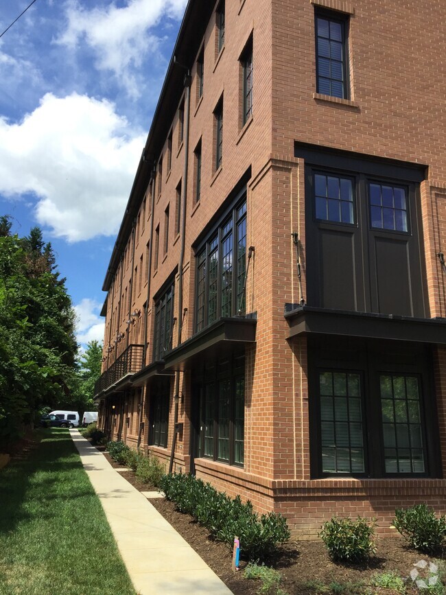 Building Photo - 908 N Buchanan St