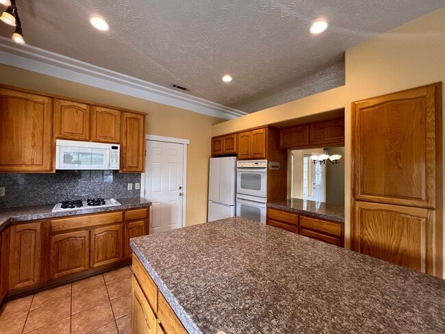 Building Photo - 3-bedroom home in Desert Lakes Golf Community