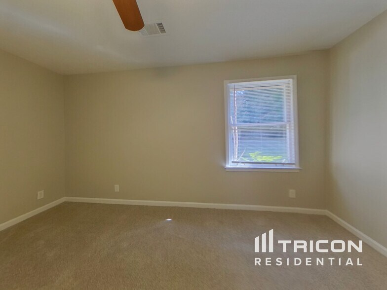 Building Photo - 5823 Williamsburg Dr NW