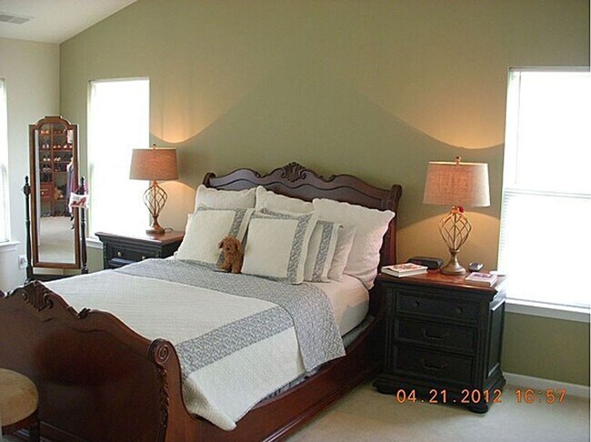 Building Photo - 4 BEDROOMS PLUS BONUS, BEAUTIFUL BACK PATI...
