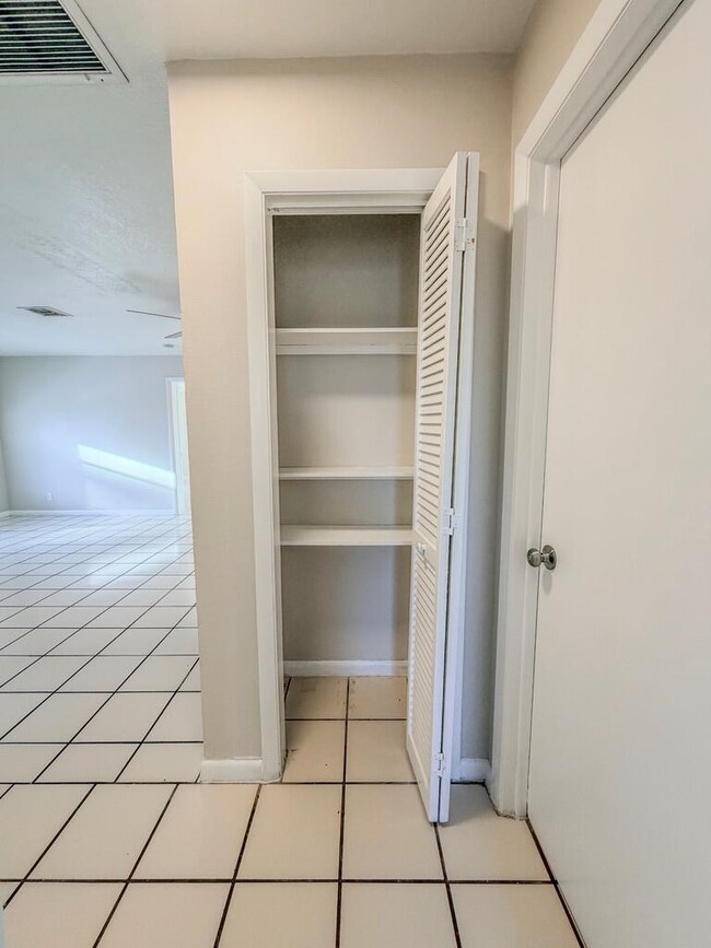 Building Photo - 2028 Major Dr