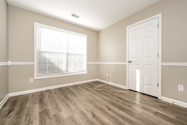 Building Photo - 420 Eglington Tr