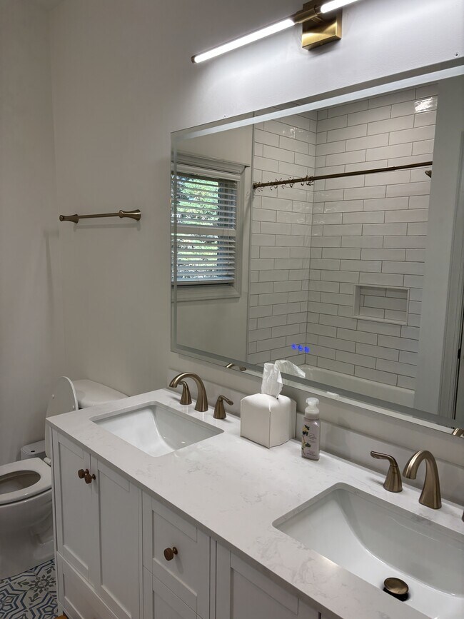 Building Photo - 420 Lake Forest Dr SE