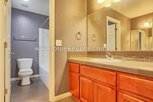 Building Photo - 4 Bed, 2.5 Bath Home in Felida with Pergol...