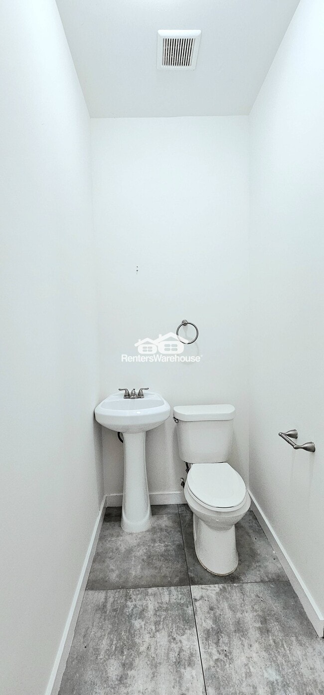 Building Photo - 2015 Detroit Ave NW