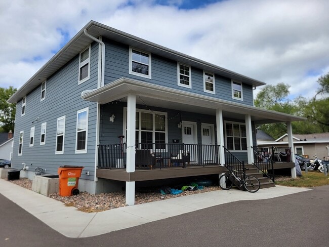 Primary Photo - 5 Bed 3 Bath close to UWEC, bike trails, Carson Park, and The Sonnentag!