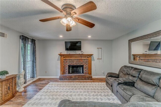 Building Photo - 58 Regent Ct