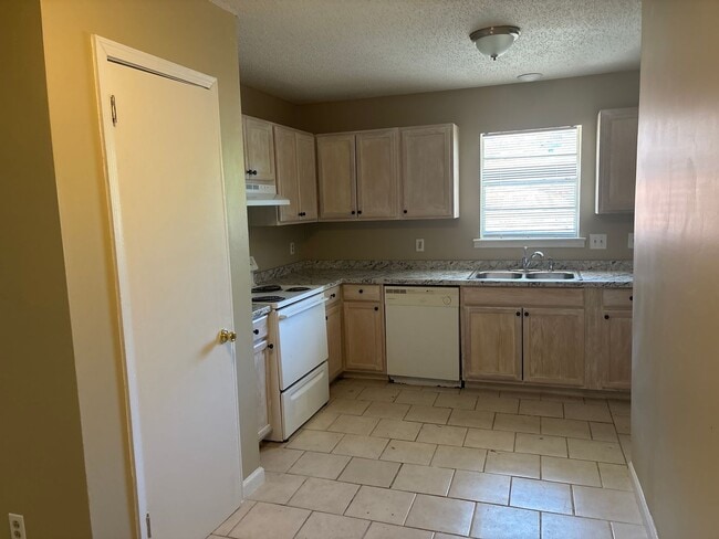 Building Photo - Pecan Grove 3/2