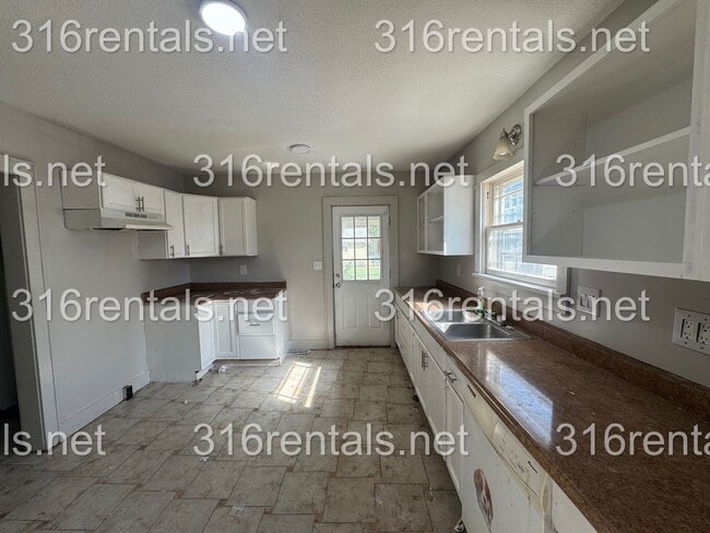 Building Photo - $1025 - 3 Bed 1 Bath - Single Family Home