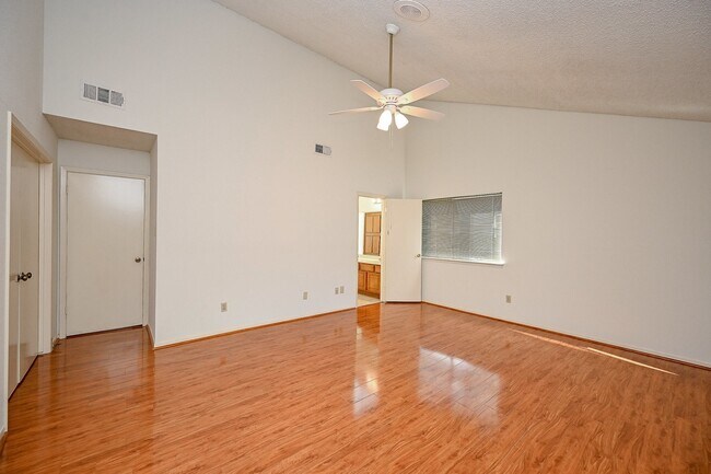 Building Photo - 13115 Richmond Ave.