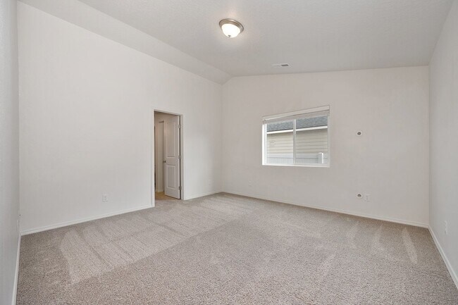 Building Photo - Bright 3-Bedroom Retreat with 2 Full Baths...