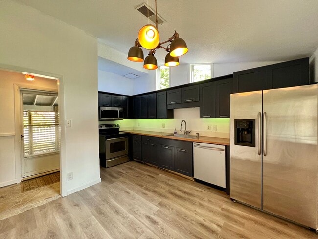 Building Photo - ADORABLE CONTEMPORARY 2 BEDROOM IN THE HEART OF WEST HILLS!!!