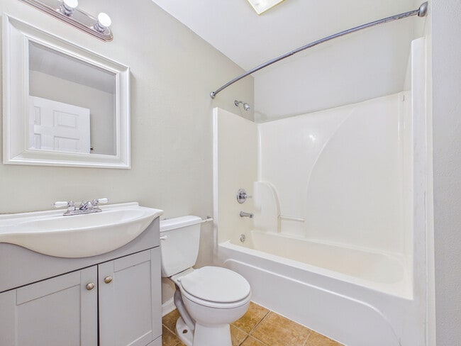 Building Photo - 14 Stephens St