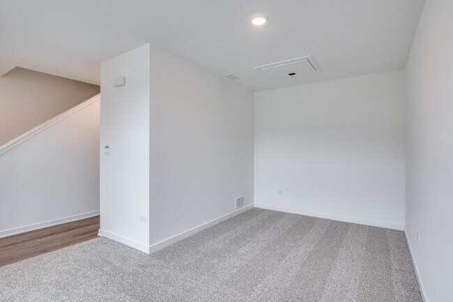 Building Photo - 382 Summit Cir
