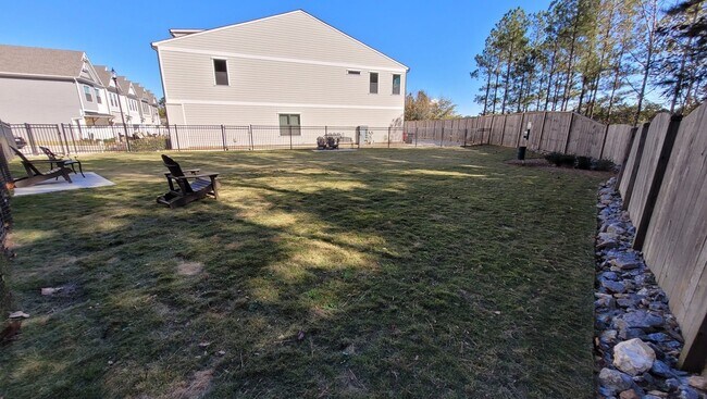 Building Photo - More Windows, More Light!  Amenity-rich, Gated Community.