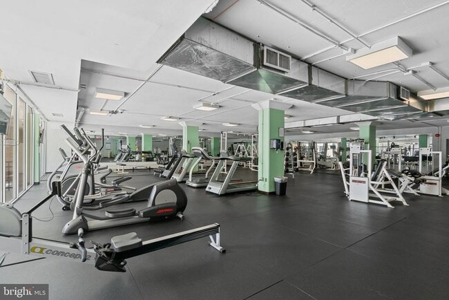 Building Photo - 4600 S Four Mile Run Dr