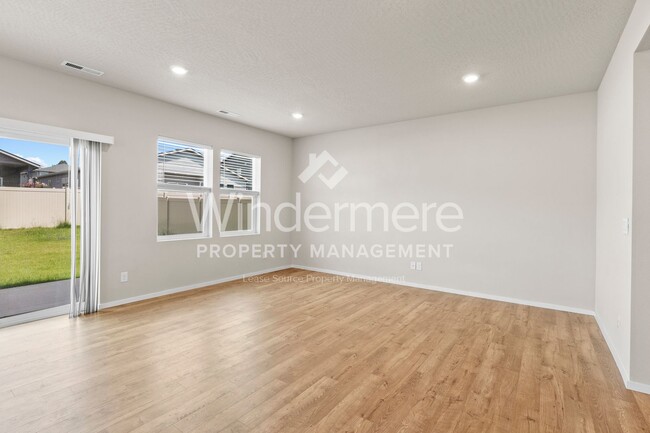 Building Photo - ** MOVE IN SPECIAL ** 1/2 OFF 1ST FULL MON...