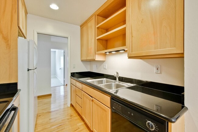 Building Photo - Very Spacious 2BR 2BA Condo in the Heart o...