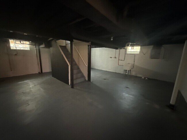 Building Photo - Freshly Renovated 3-Bedroom Home – Quality...