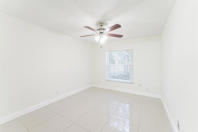 Building Photo - 1160 NW 15th Ave