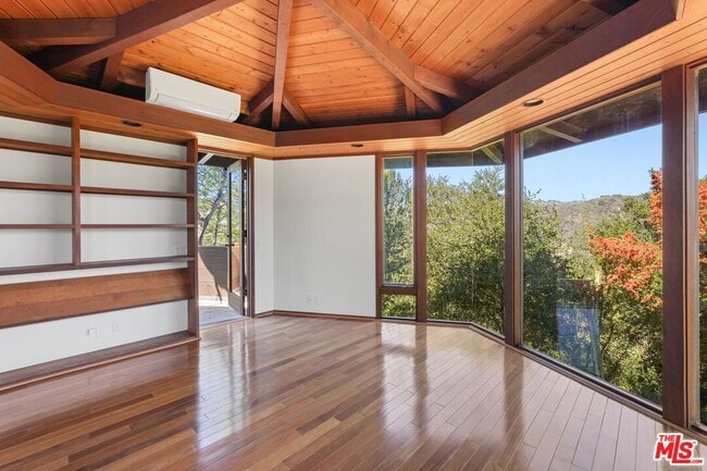 Building Photo - 21277 Entrada Rd