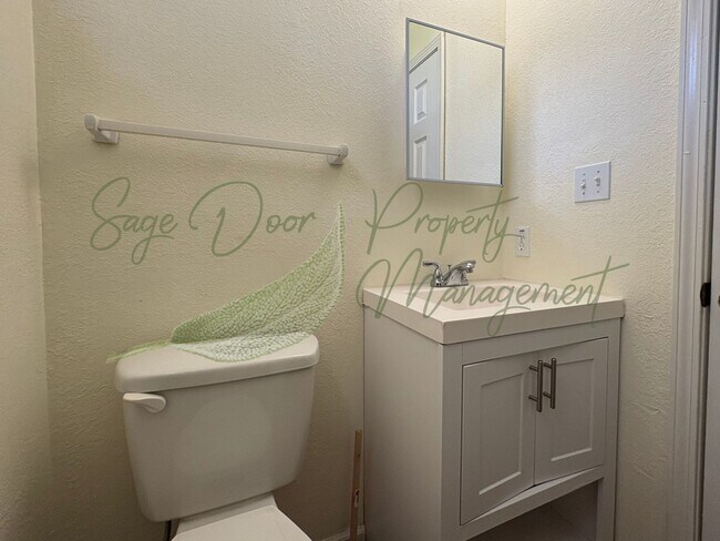 Building Photo - SPACIOUS TOWNHOME WITH GARAGE!!!