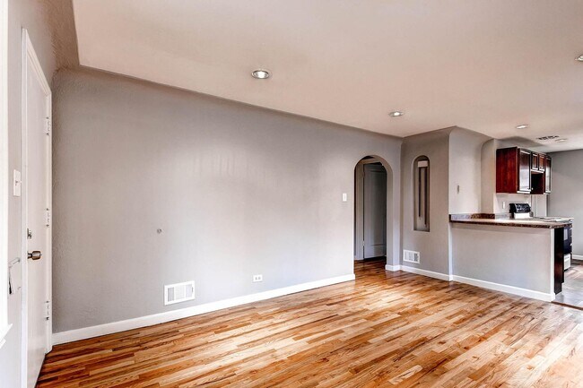 Building Photo - Updated 4-bed, 2-bath home - Blocks from R...