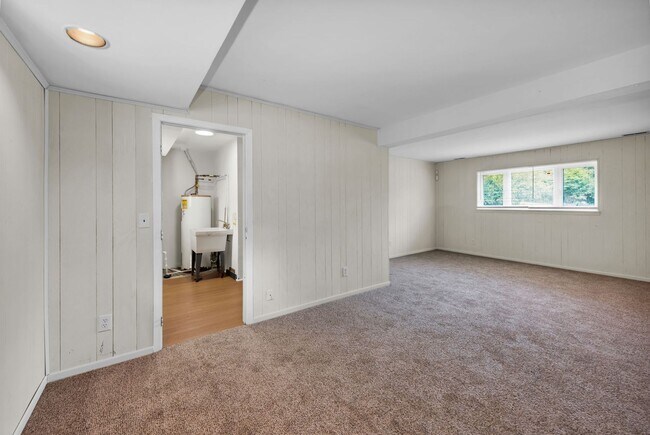 Building Photo - 2700 Queenswood Dr