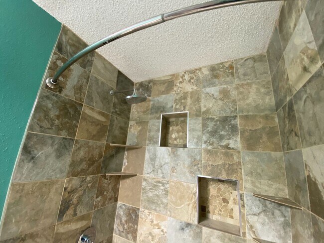 Building Photo - 4 Bedroom Townhome by Moorhead High School!