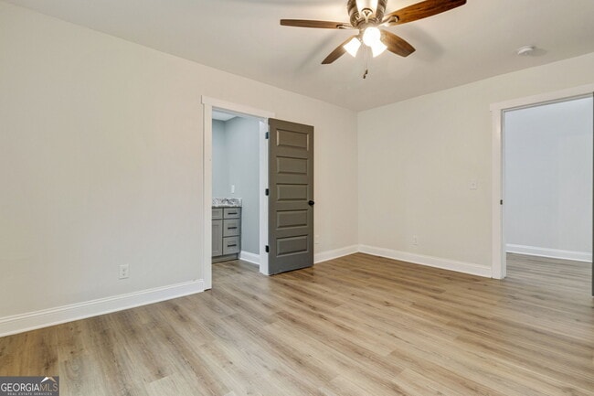 Building Photo - 1006 Maple Ave SW