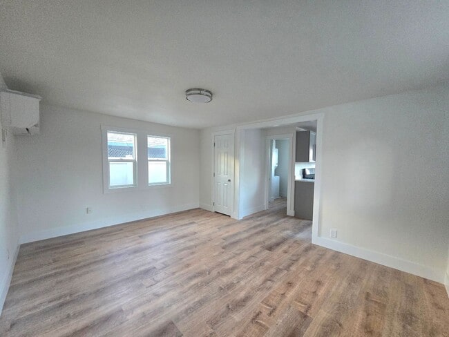 Building Photo - 9 &amp; 9 1/2 Alderson Ave