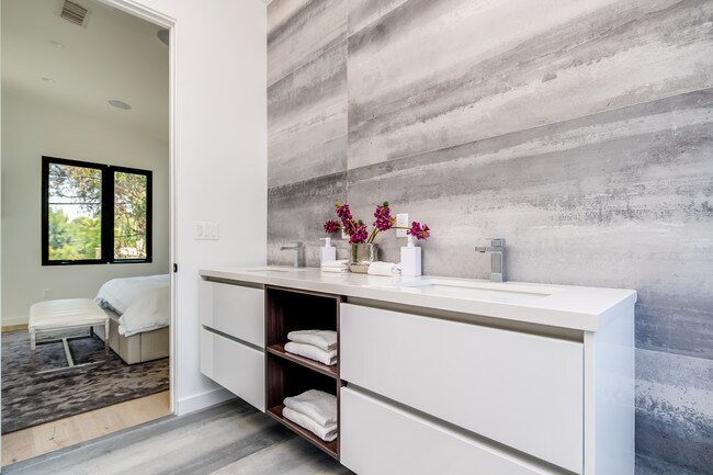 Building Photo - 370 N San Vicente Blvd