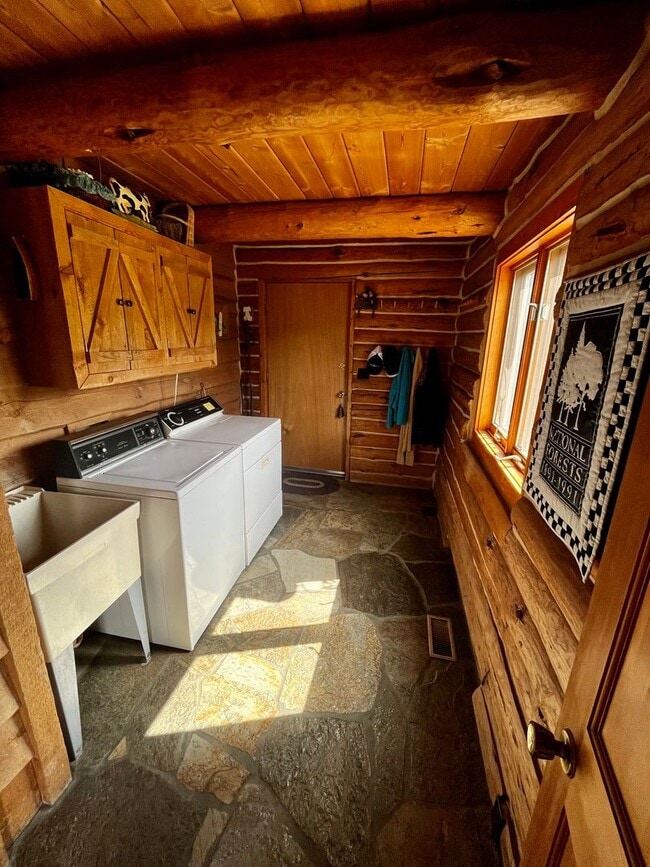 Building Photo - Fully Furnished Cabin Available - 10 Minut...